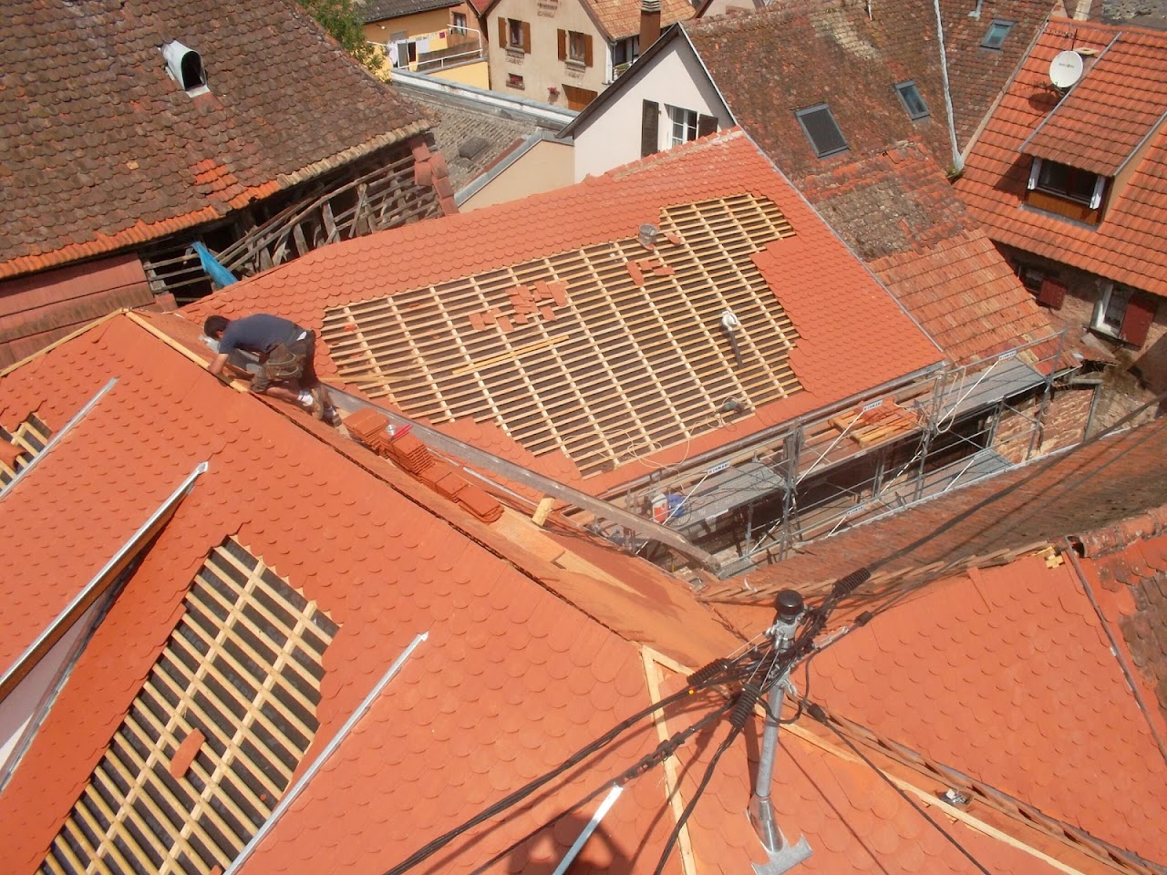 Pose de tuiles sur toiture par l'artisan couvreur Sébastien Wary, Fréland (68)
