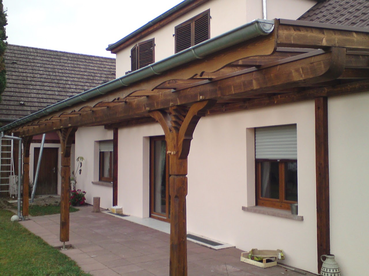 Pergola bois avec couverture réalisée par ConForTravaux en Alsace