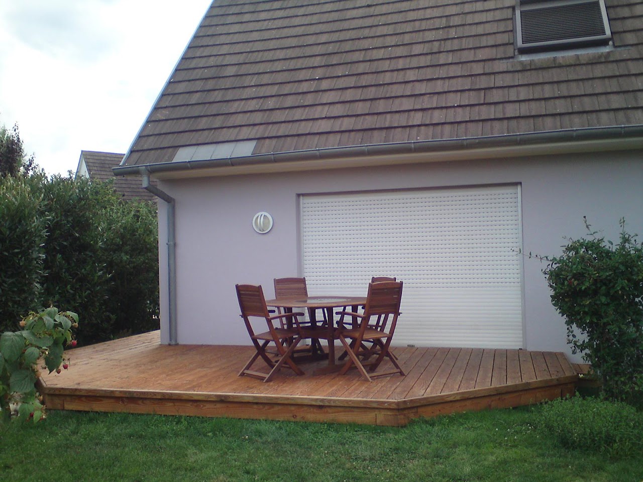Terrasse en bois Douglas avec salon de jardin réalisée par ConForTravaux dans le Haut-Rhin