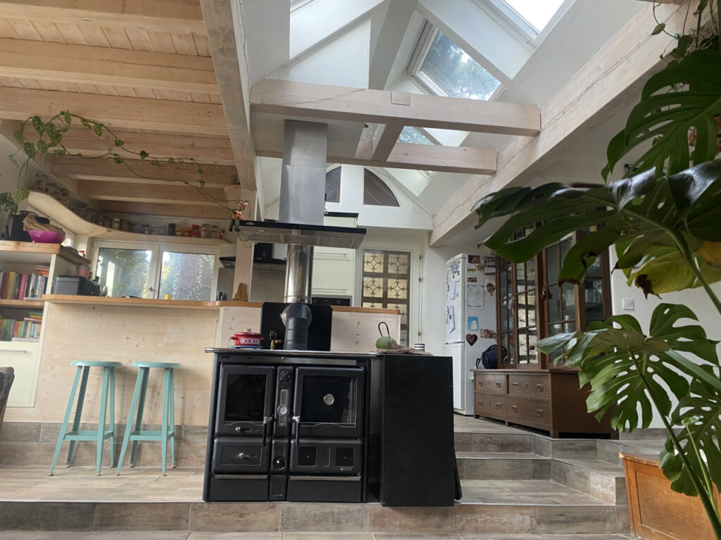 domaines d'expertise : agencement intérieur, second œuvre, décoration
Réalisation d'une cuisine : murs, charpente, toiture avec fenêtres de toit, pose de la cuisine, carrelage, plomberie